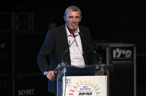 במקום ישיבת קבינט, הרב רפי הגיע לדבר עם מנהלים
