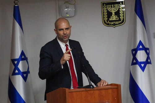 אוחנה מאשים: היועמ"ש אומר – 'נפעל בשונה לחוק'