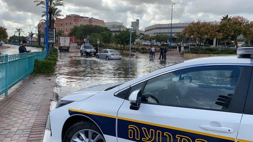 החורף פה: נתקעו בשלולית ענק וחולצו על ידי השוטרים