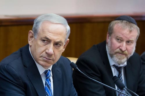 היועמ"ש יכריע: האם נתניהו צריך להתפטר מתפקידיו?
