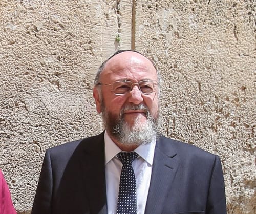 הרב הראשי בתפילה מיוחדת לרפואת המלך צ'ארלס