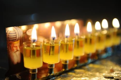 מי, מה, למה כמה ומתי? שו"ת מקיף וקליל על חנוכה