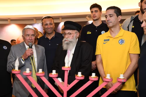 גלריה: שחקני מכבי מדליקים נר ראשון של חנוכה