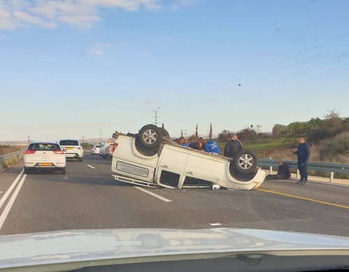 תוך דקות ספורות: 6 פצועים בשתי תאונות בכביש 6