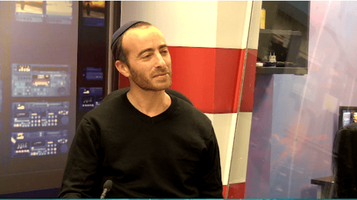 צפו: האמן הסרוג שמצא משמעות נוספת לחנוכה