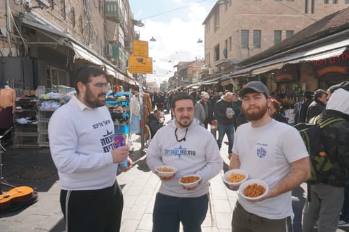 צפו: חילקו סוכריות לרגל חיסול סולימאני