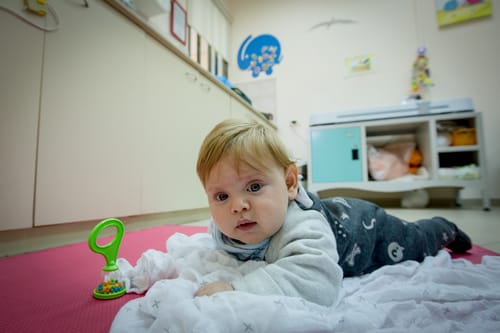 כתב אישום: מטפלת השאירה ילדים ללא השגחה