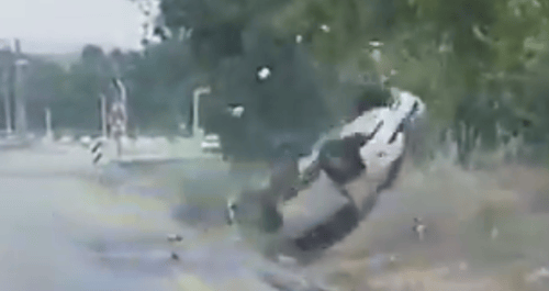 צפו: הרכב פגע בעמוד והתגלגל באוויר פעמיים
