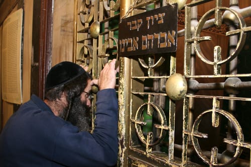מערת המכפלה: גשם נכנס, ספר התורה עשוי להיפסל