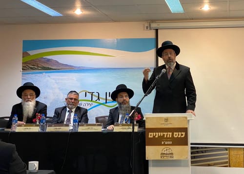 הרב לאו: גורמים פוליטיים תוקפים את הדיינים