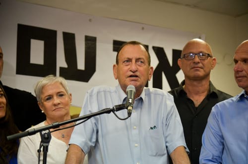 עיריית ת"א אוסרת הצבת דוכני תפילין ליד בתי ספר