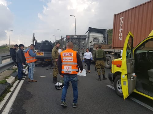 רוכב אופנוע נהרג בתאונה עם משאית בכביש 443