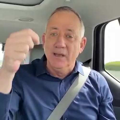 צפו: בני גנץ חשף את הפייק ניוז שהפיץ הליכוד