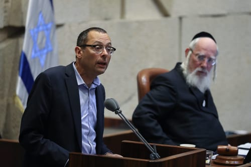 האוזר תוקף: עסקת שחרור המחבלים – שערורייתית