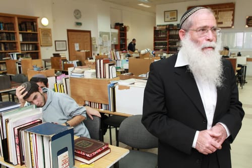 הרב לבנון: לסגור בתי כנסת ולוותר על קריאת התורה