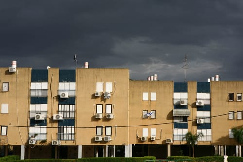 שו"ת: אי אפשר להצטרף למניין במרפסות, גם לא בזום