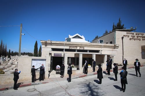הרב יצחק יוסף הספיד דרך הטלפון ופרץ בבכי