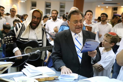 ארדן: מותר להתפלל במניין בחוץ ביום העצמאות