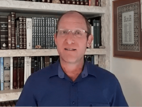 את מה שמזעזע את הרב בניזרי, אני רואה ככבוד עצום