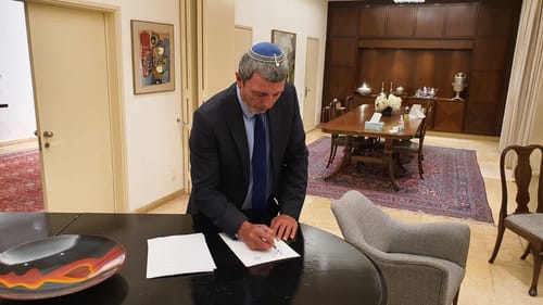 השר פרץ למשנה ליועמ״ש: אשר את כהונת הרב שטרן