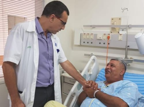 מוכר הפלאפל שריגש את המדינה אושפז בבית החולים