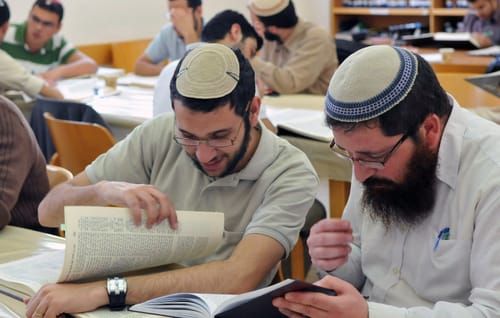 מכירים תלמידי חכמים? בואו לעזור להם לקבל מלגה