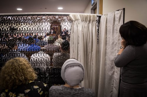 מניין נוסף על חשבון עזרת נשים? הרב שרלו משיב