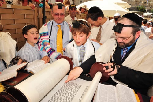 נער חילוני קורא בבר מצווה כדי לשמר את נעימת הזהות