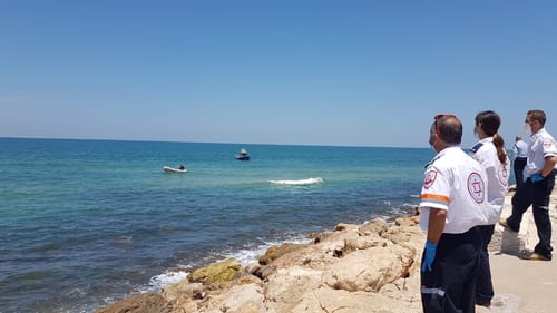 פעולות החייאה בבן 12 שנמשה מהים בחיפה