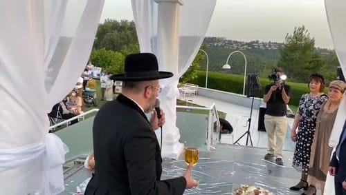 צפו: צמרת עולם המשפט התייצבה בחתונה הסרוגה