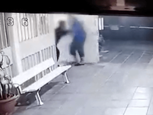 ללא רחמים: תוקפים קשיש בפתח ביתו ונמלטים. צפו