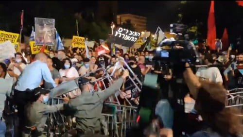צפו: מפגיני השמאל מנסים לפרוץ דרך לבית רה"מ