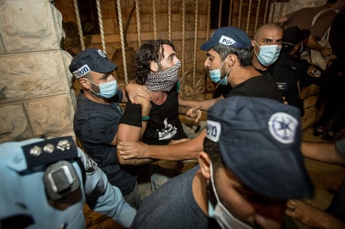צפו באלימות השמאל: תקיפת שוטרים ולינץ' בבלש