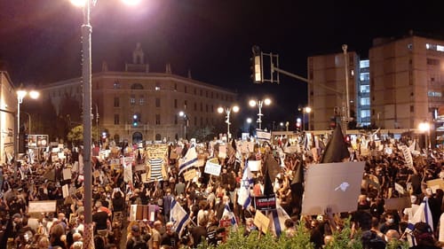 עשרות אלפי מפגינים בי-ם, עצורים ברחבי הארץ