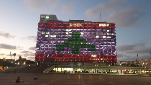 דגל לבנון בתל אביב – מחווה ראויה או טעות? הצביעו