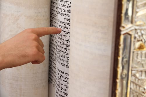 מה פירוש הציווי המוזר המופיע בפרשת עקב?