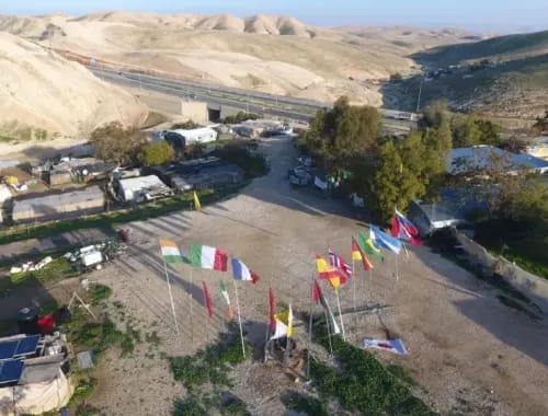 בדיון חסוי, ביקשה המדינה לא לפנות את חאן אל אחמר