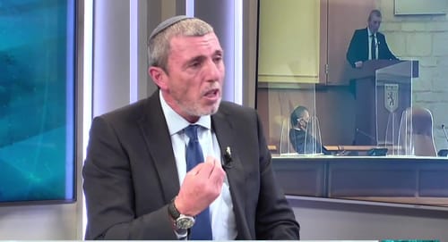 אולפן סרוגים: השנה המטלטלת של הרב רפי פרץ