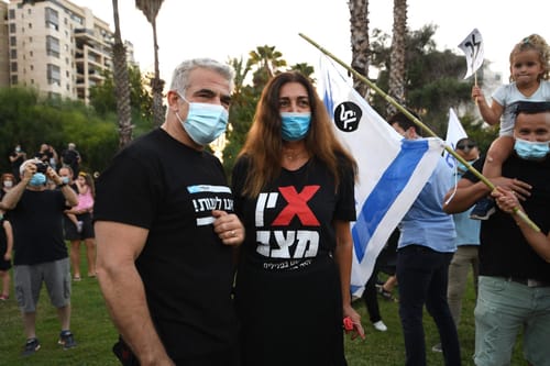 לפיד בהפגנה: "אנשים לא מוכנים שיקחו את התקווה"