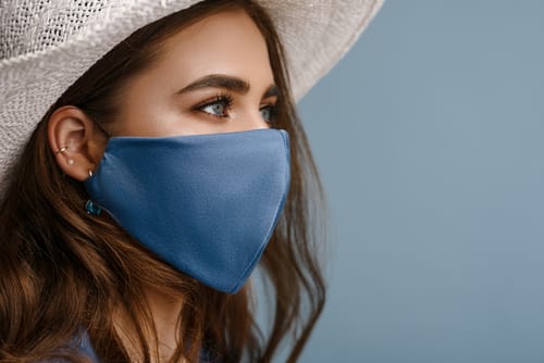 חובבות אופנה בעולם מדגימות סטייל עם מסכה