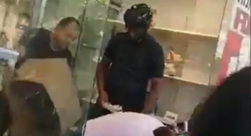 ייאוש: בעל חנות שפשט רגל זרק את הסחורה לרחוב