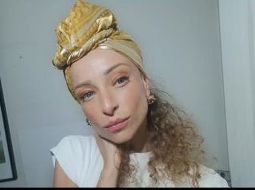 השחקנית יוליה פלוטקין בסרטון קשירת מטפחת צפו