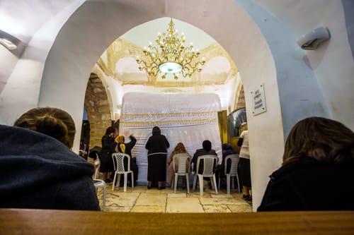 זוכרים מרחוק: יום פטירת רחל אימנו בשכונות ירושלים