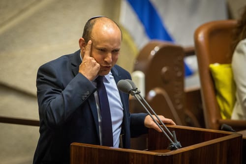 נפתלי בנט יוצא להגנת חב"ד: "איום אווילי"