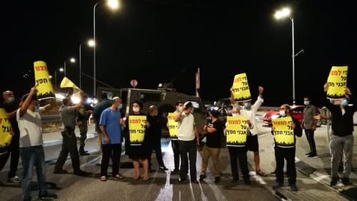מפגינים באבני חפץ: "די למצור על הישוב"