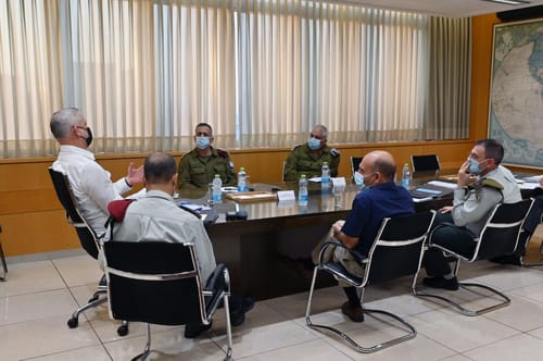 גנץ אישר: לוחמי צה"ל בלבנון יקבלו אות מערכה