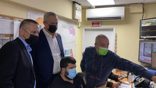 אחרי הפלאפל של נתניהו, גנץ יצא לביקור בקניון