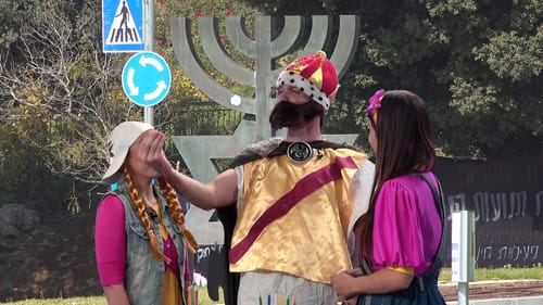 חנוכה בסרוגים: אביה נוחתת במנורת מגן דוד. פרק שישי