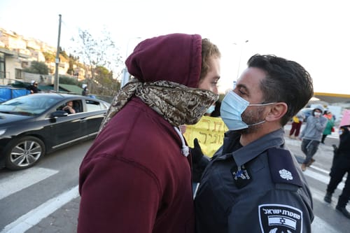 משטרה חלשה יודעת להרביץ רק לאנשים חלשים