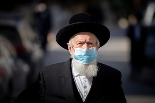 הלם בציבור החרדי: הפוסק נשדד באמצע תפילת מנחה